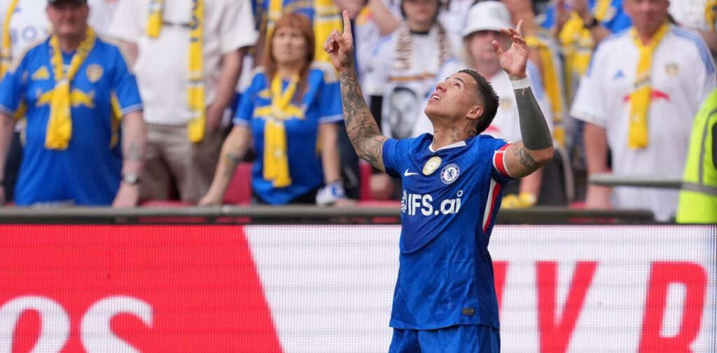Enzo Fernandez celebrando gol en la semifinal FA Cup 2026 contra Leeds.